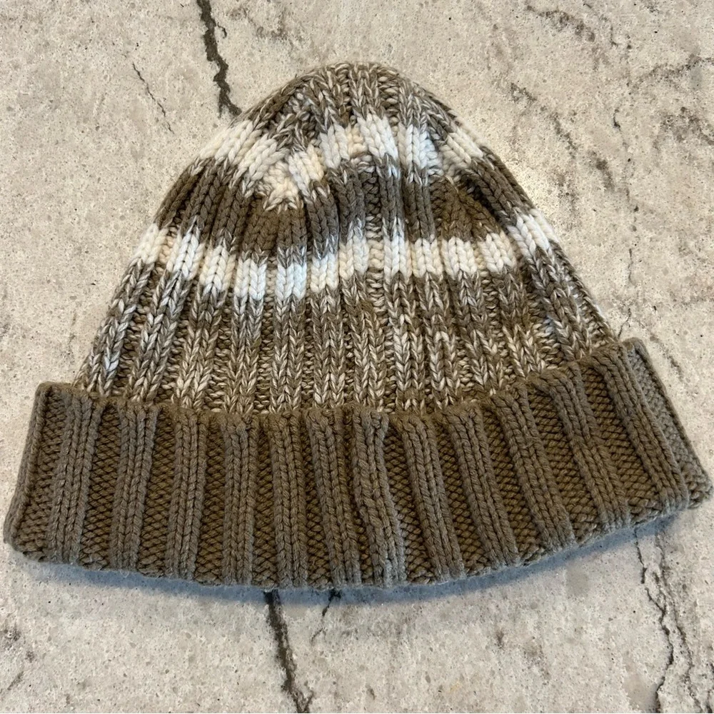 Roundtree & Yorke Beige and White Knit Beanie